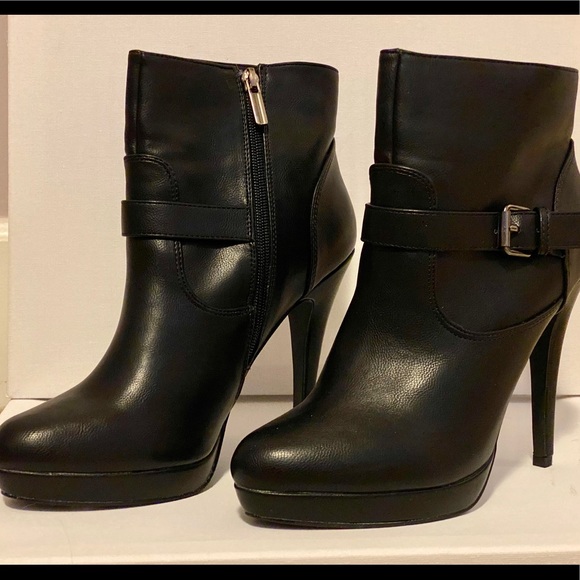 Le Chateau Black leather ankle boots, size 9 - Picture 3 of 3